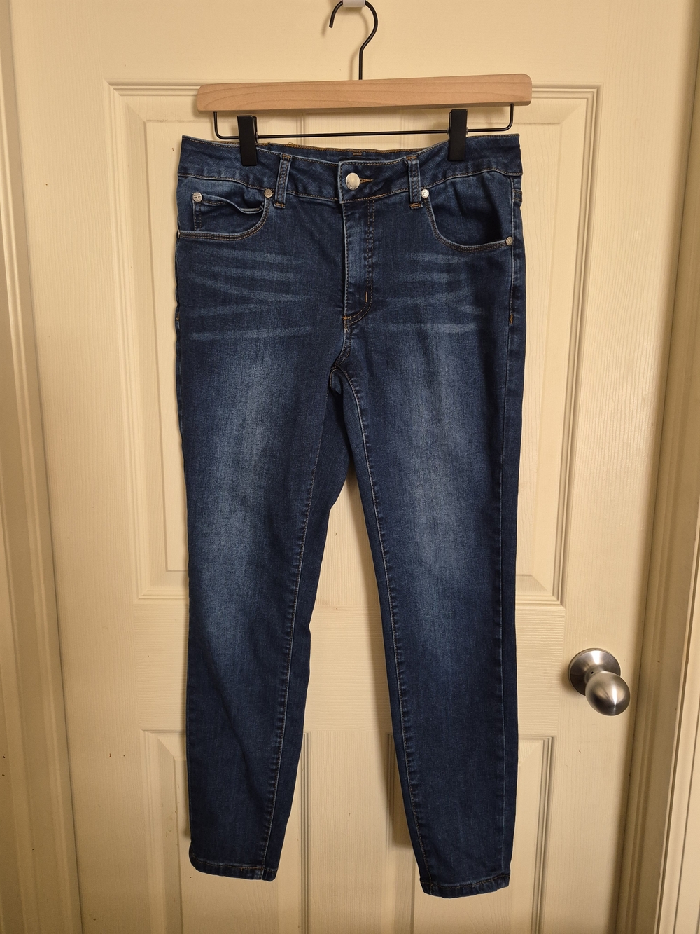 Size 6 Tahari Women's Skinny Jeans in Dark Blue Wash